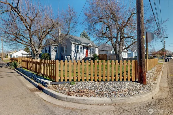 $329,900 | 405 Southeast 8th Street, College Place, WA 99324