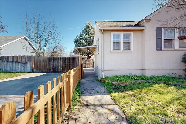 $329,900 | 405 Southeast 8th Street, College Place, WA 99324