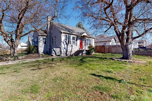 $329,900 | 405 Southeast 8th Street, College Place, WA 99324