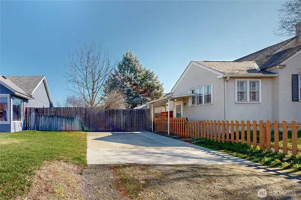 $329,900 | 405 Southeast 8th Street, College Place, WA 99324