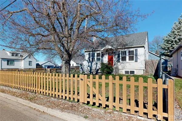 $329,900 | 405 Southeast 8th Street, College Place, WA 99324