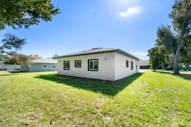 a view of a house with backyard and garden