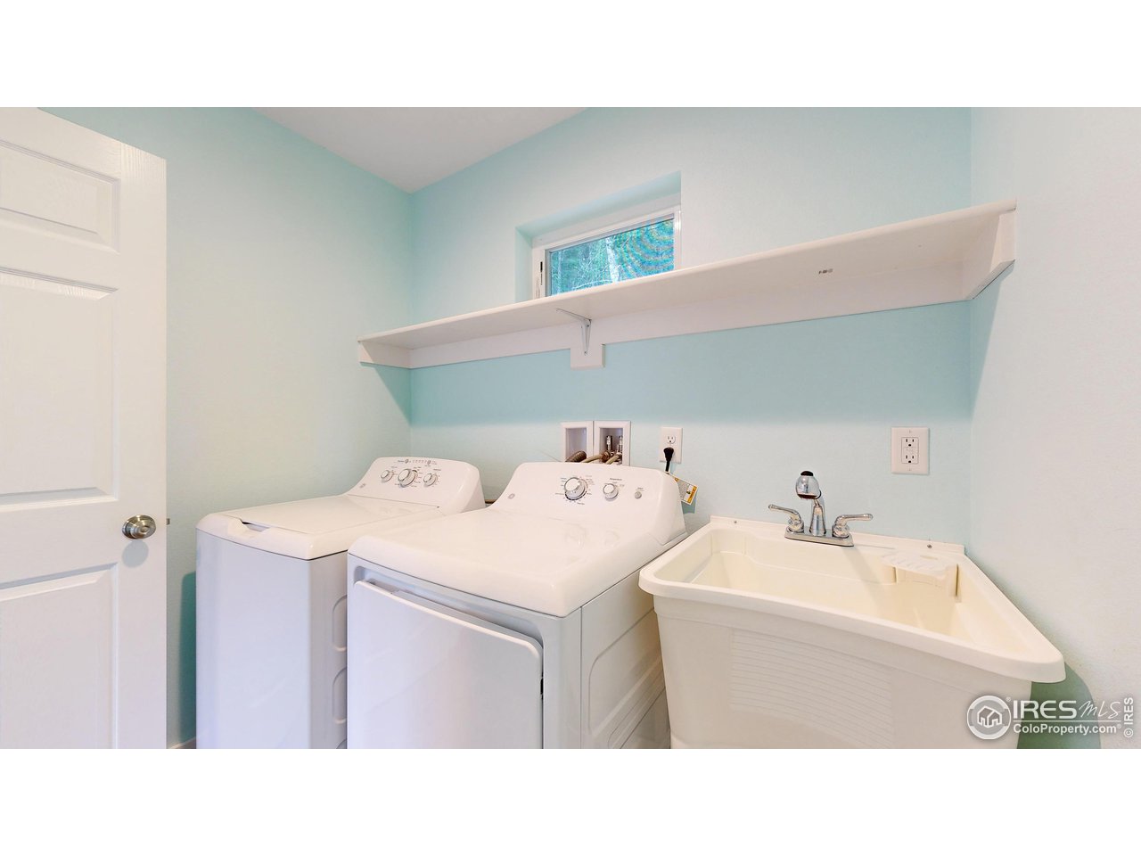 922 Easton Road Lyons, CO 80540 - Photo 29 of 38 Laundry Area