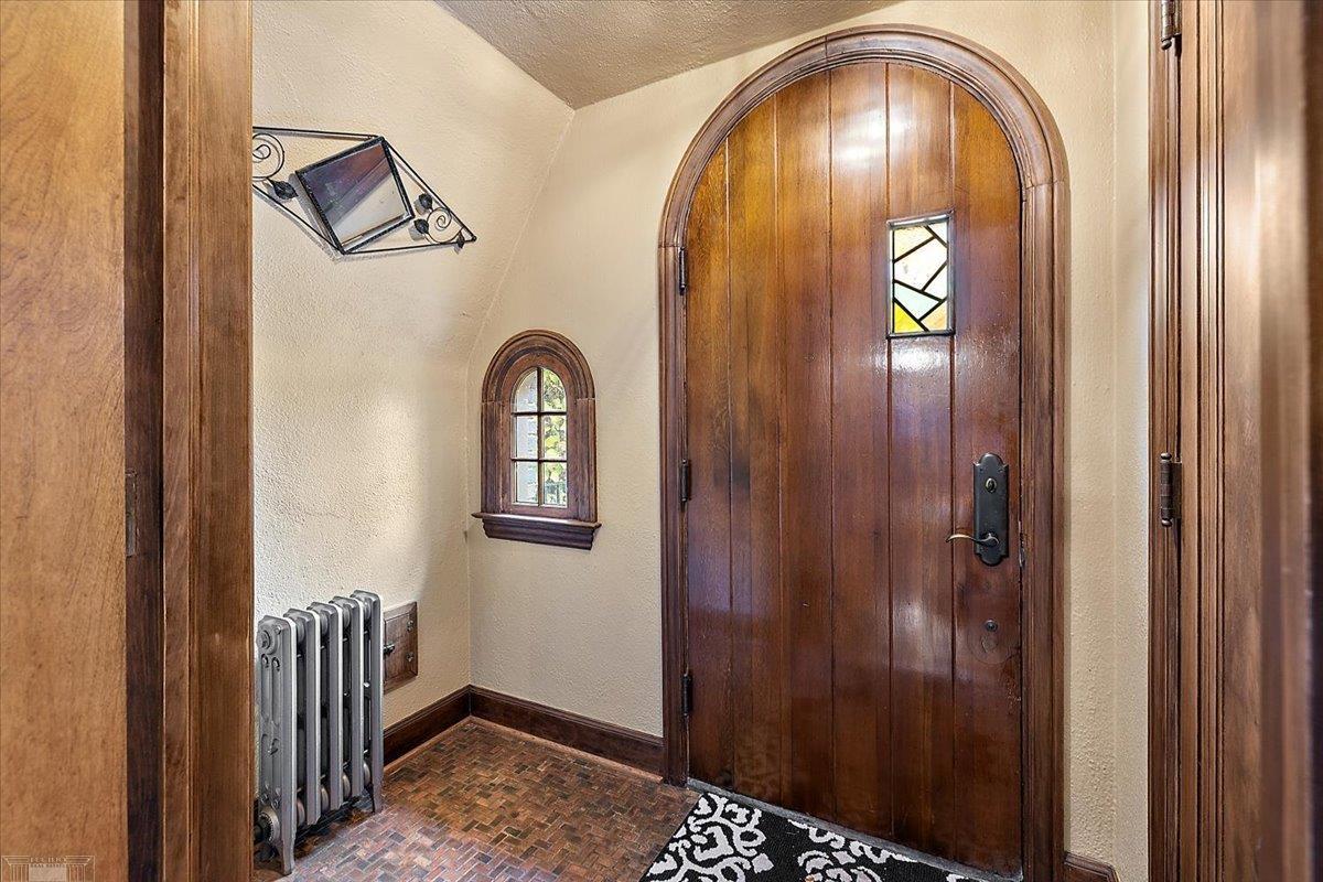 975 Fisher Road Grosse Pointe, MI 48230 - Photo 8 of 54 50193876-5f56e466-adab-4e90-87f4-561e22a12b42.JPG