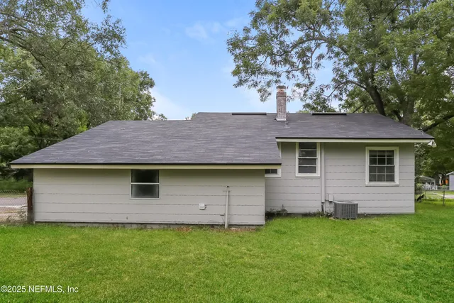 a view of a house with a backyard