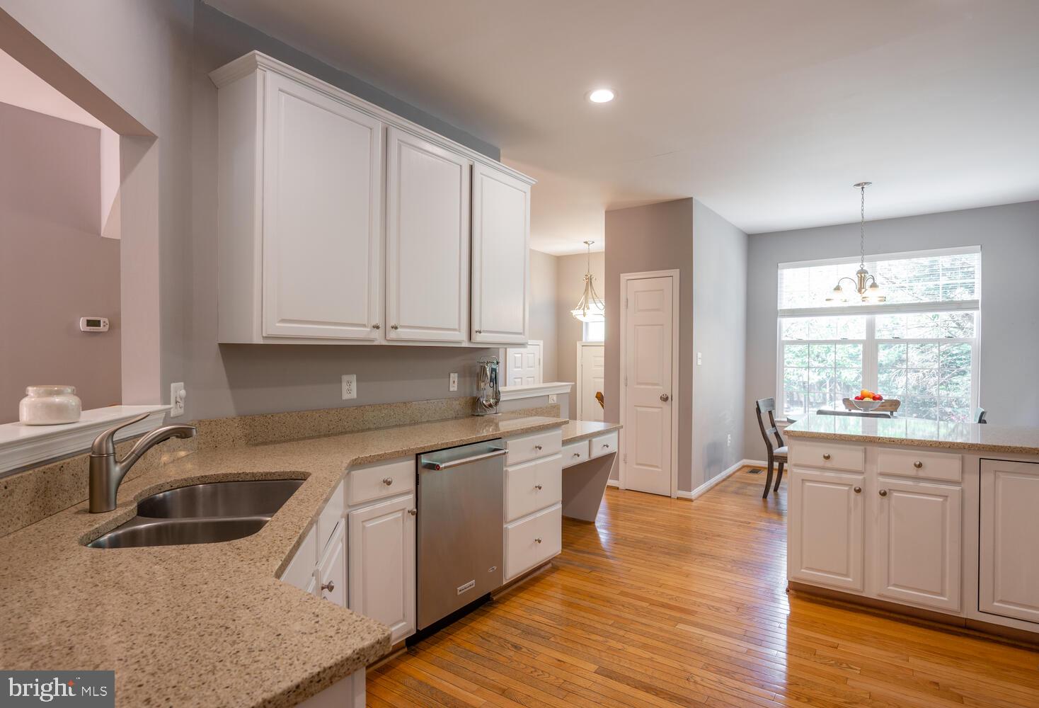 2801 Roesh Way Vienna, VA 22181 - Photo 8 of 32 Gourmet Kitchen with White Cabinetry and Granite