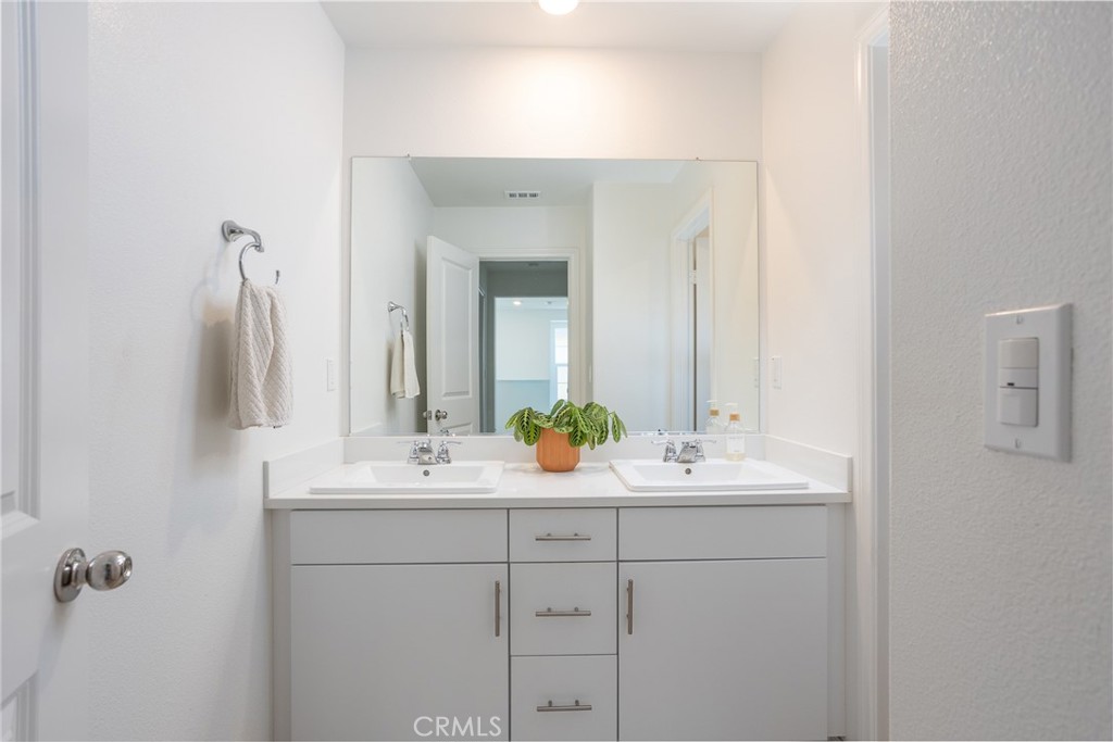 2467 Gunner Ridge Way Rialto, CA 92377 - Photo 13 of 38