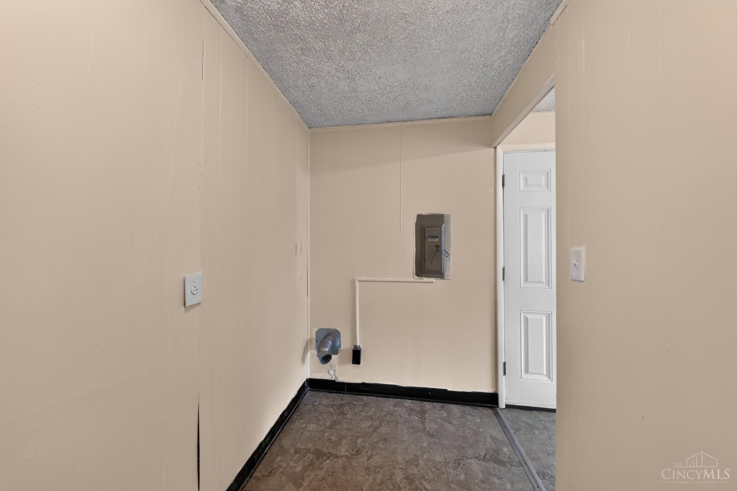 8587 Daly Road Cincinnati, OH 45231 - Photo 27 of 30