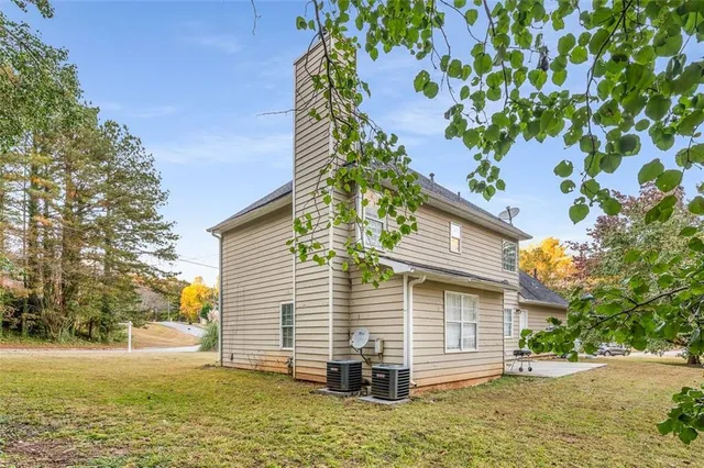 a view of a house with a yard