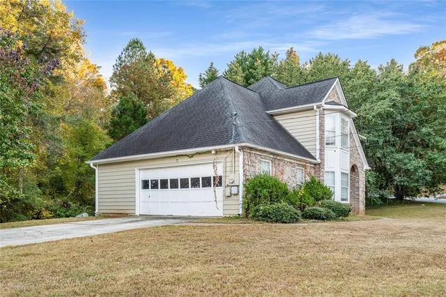 a view of a house with a yard