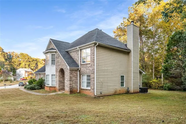 a view of a house with a yard