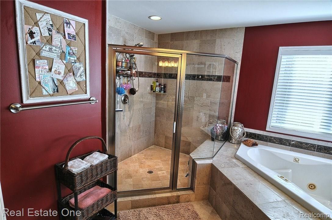 3815 East Coon Lake Road Howell, MI 48843 - Photo 23 of 30 Master_Bathroom_2nd_View.jpg