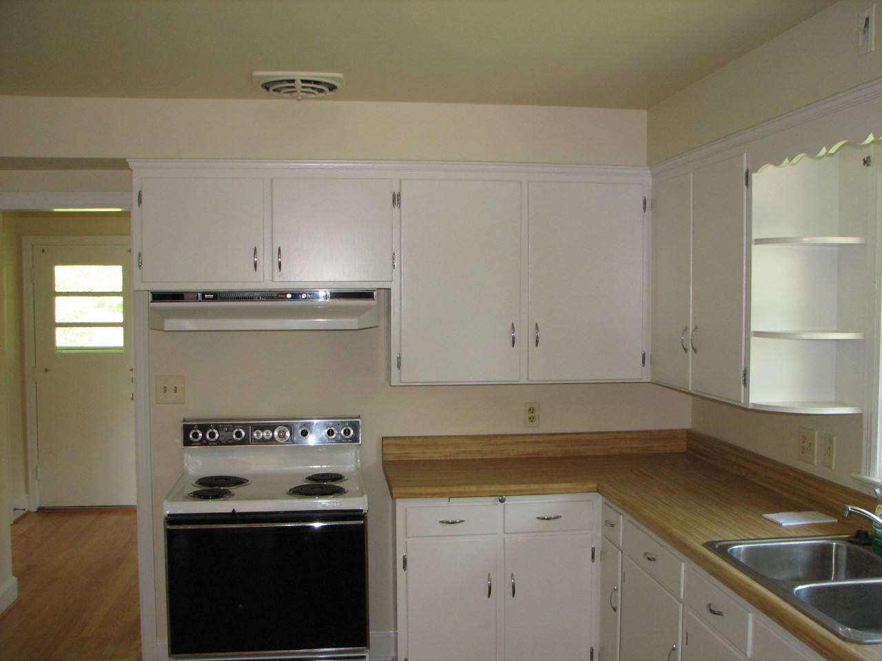 3802 Darlington Road Southwest Roanoke, VA 24018 - Photo 7 of 27 kitchen2