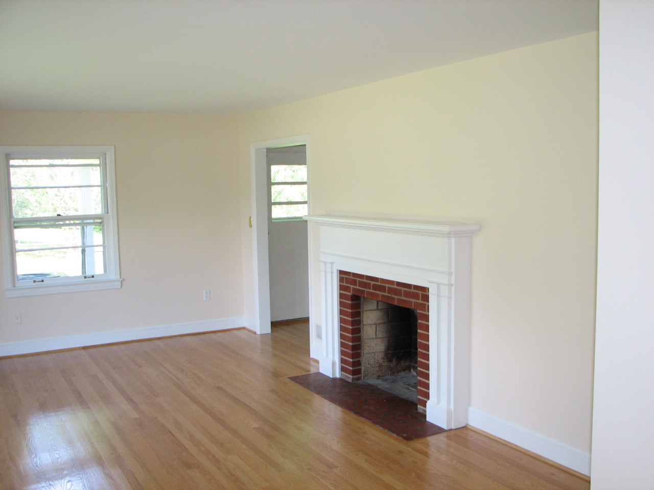 3802 Darlington Road Southwest Roanoke, VA 24018 - Photo 9 of 27 living room2