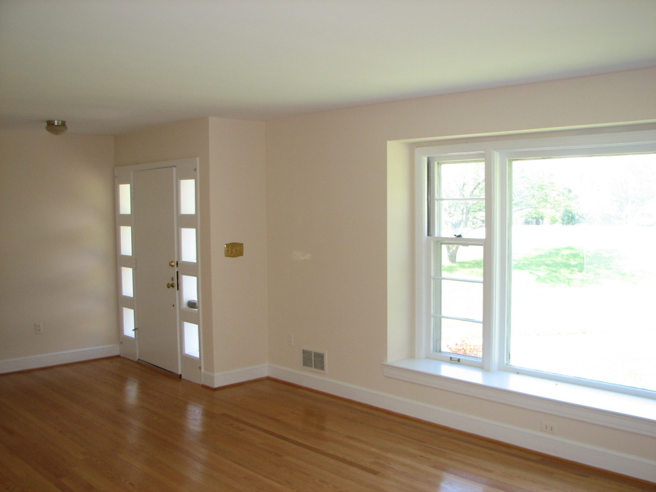 3802 Darlington Road Southwest Roanoke, VA 24018 - Photo 10 of 27 living room3