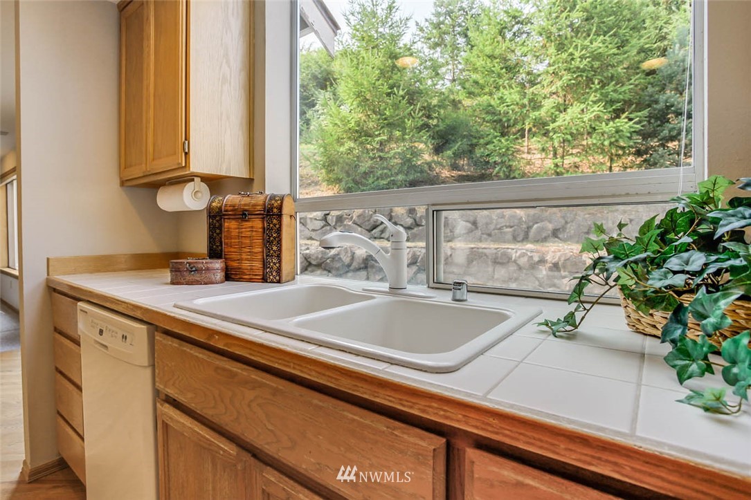 13911 Southeast 158th Street Renton, WA 98058 - Photo 8 of 22 Gallery Image 8