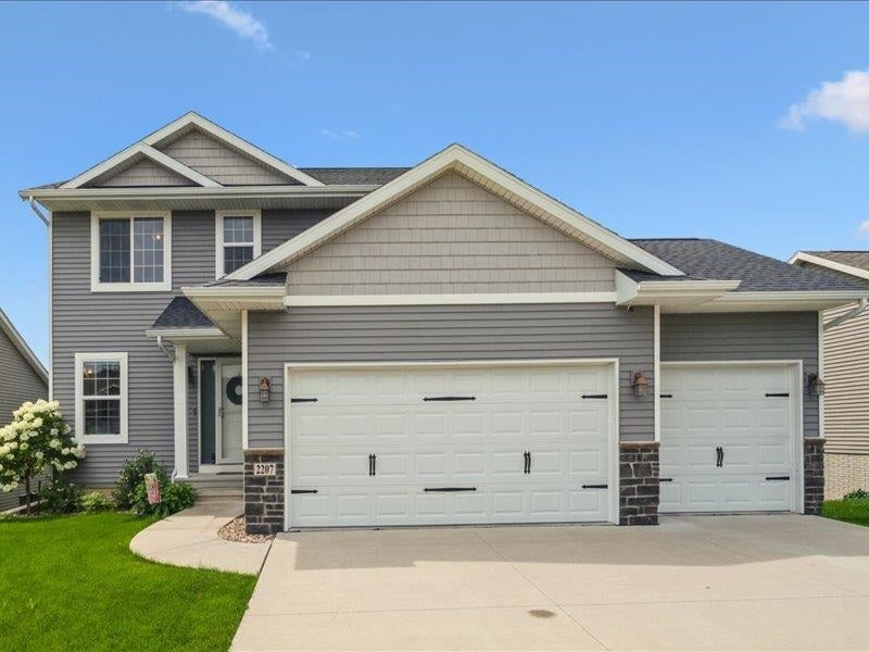 2207 Shady Grove Road Southwest Cedar Rapids, IA 52404 - Photo 1 of 32 Gallery Image 1