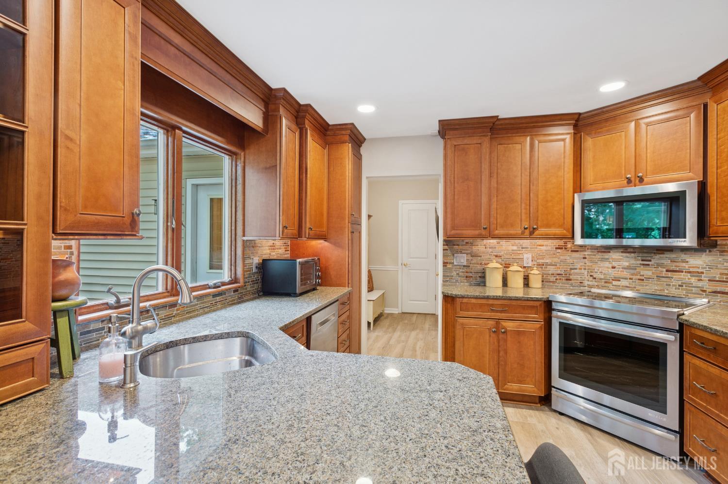 6 Steven Road Kendall Park, NJ 08824 - Photo 9 of 39 Gallery Image 9