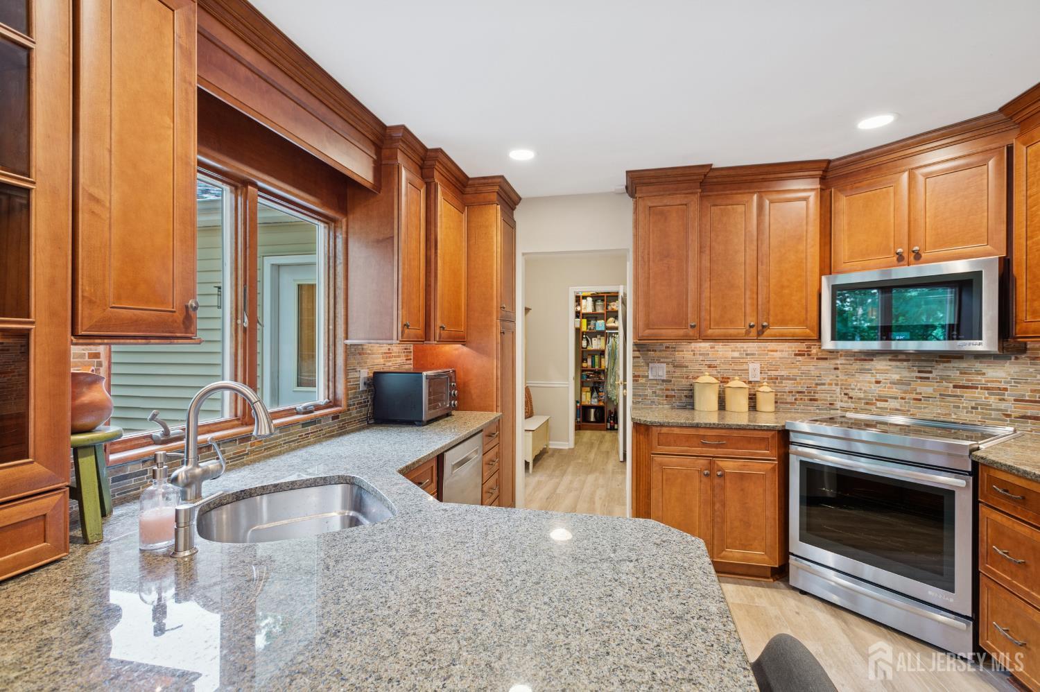 6 Steven Road Kendall Park, NJ 08824 - Photo 10 of 39 Gallery Image 10