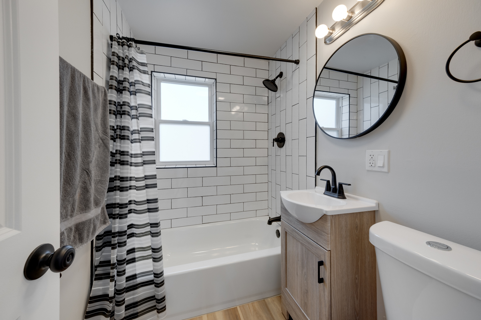 4134 South Michigan Avenue Chicago, IL 60653 - Photo 15 of 20 a bathroom with a sink a toilet and a mirror