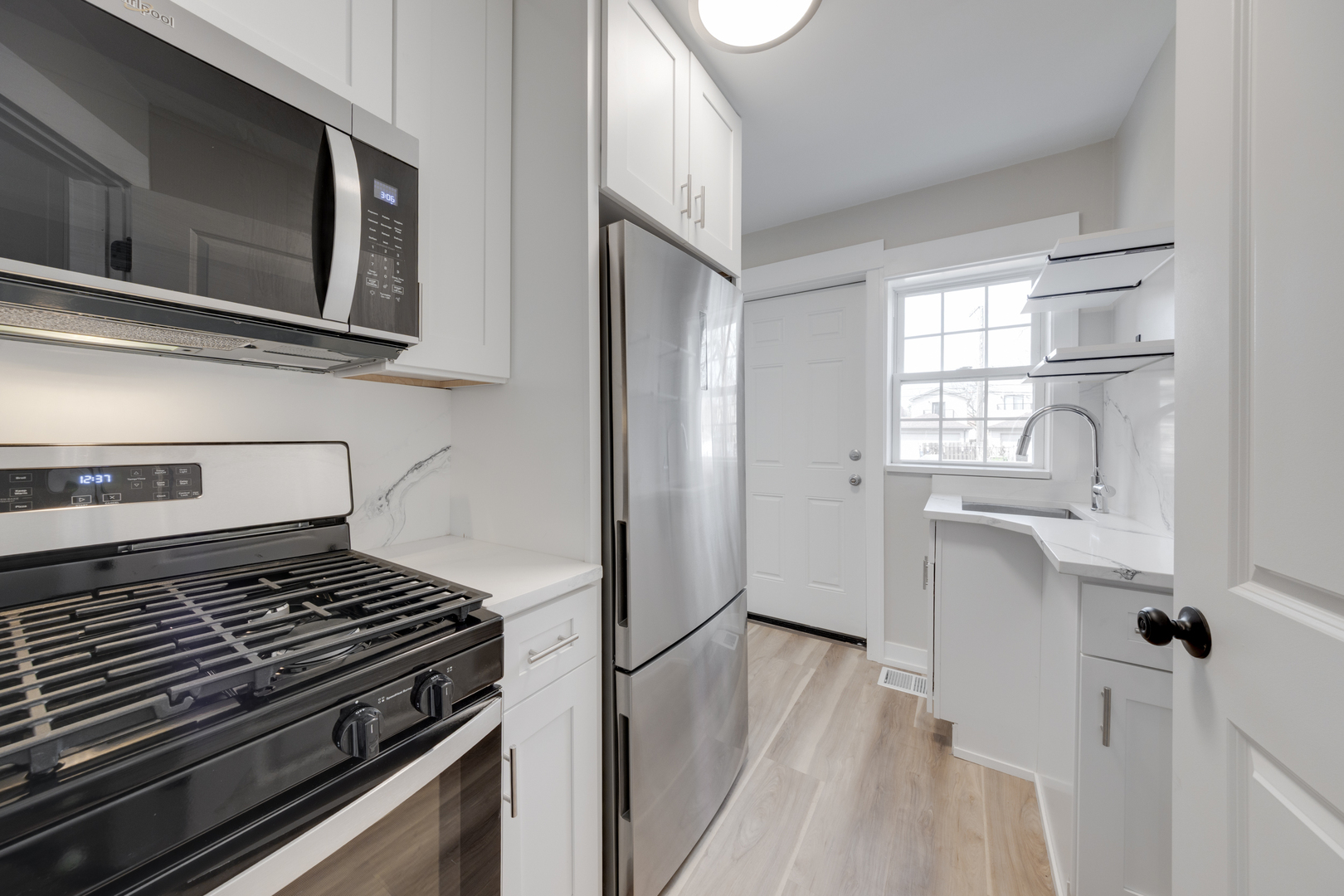 4134 South Michigan Avenue Chicago, IL 60653 - Photo 9 of 20 a kitchen with a stove and a microwave