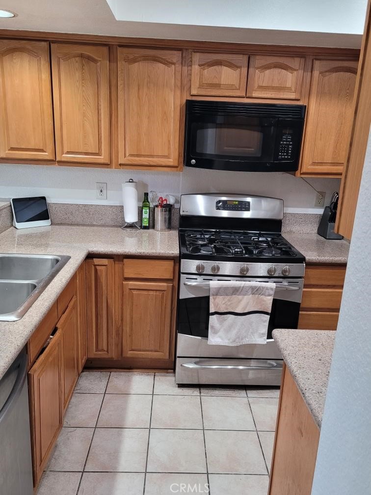 7449 Langham Place Rancho Cucamonga, CA 91730 - Photo 4 of 6 a kitchen with a stove and a microwave
