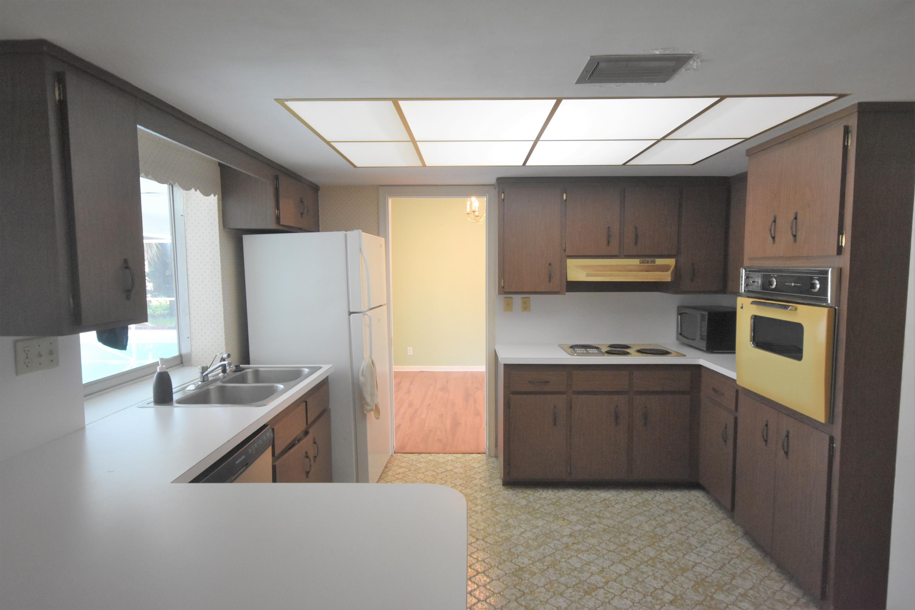 500 Northwest 12th Avenue Boca Raton, FL 33486 - Photo 7 of 23 Kitchen