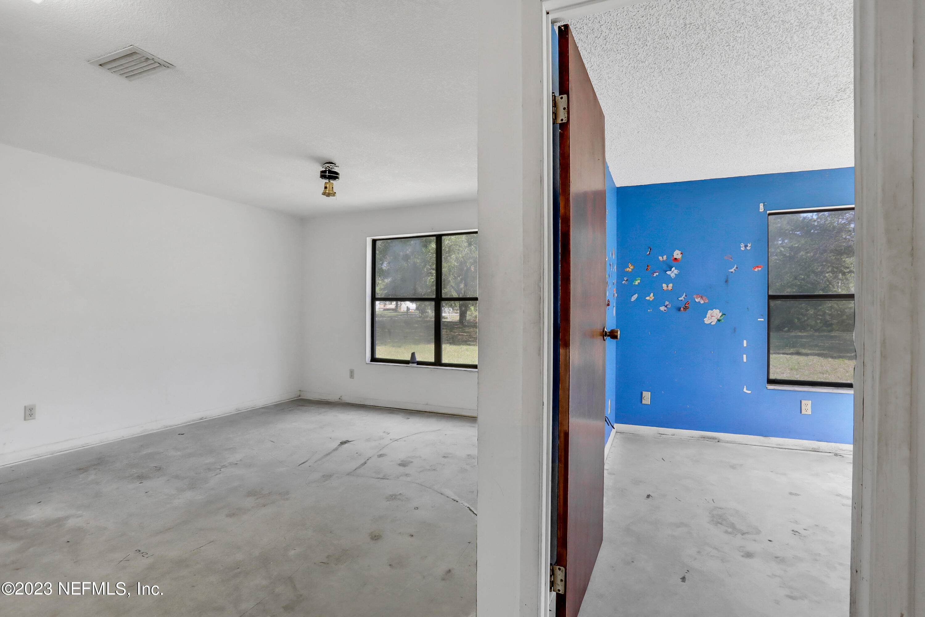 4053 Appaloosa Road Middleburg, FL 32068 - Photo 27 of 36 an empty room with windows and closet