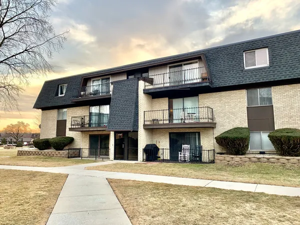 $199,900 | 11107 South 84th Avenue, Unit 2A, Palos Hills, IL 60465