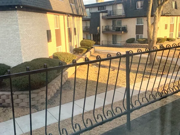 $199,900 | 11107 South 84th Avenue, Unit 2A, Palos Hills, IL 60465