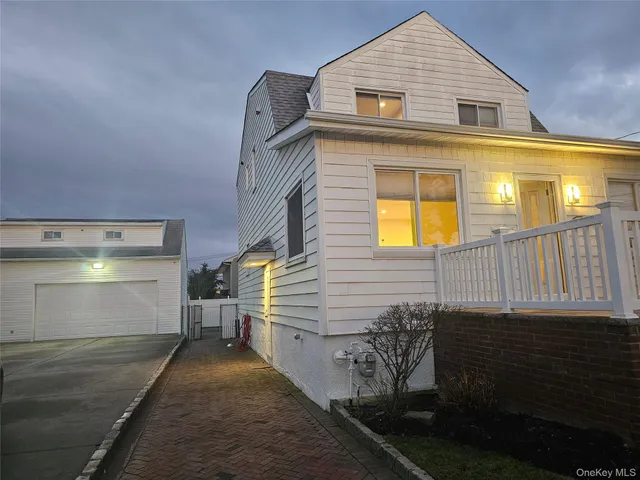 $4,700 | 14 Alemeda Street, Inwood, NY 11096