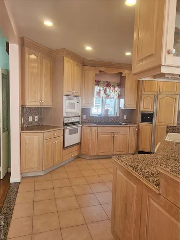 $4,700 | 14 Alemeda Street, Inwood, NY 11096