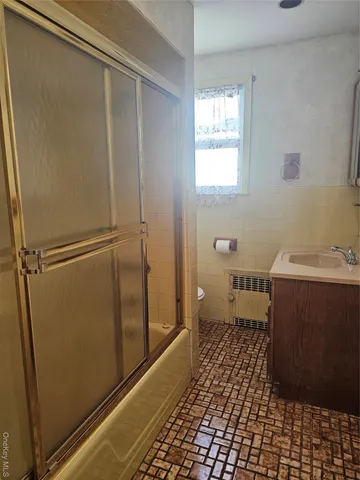 $4,700 | 14 Alemeda Street, Inwood, NY 11096