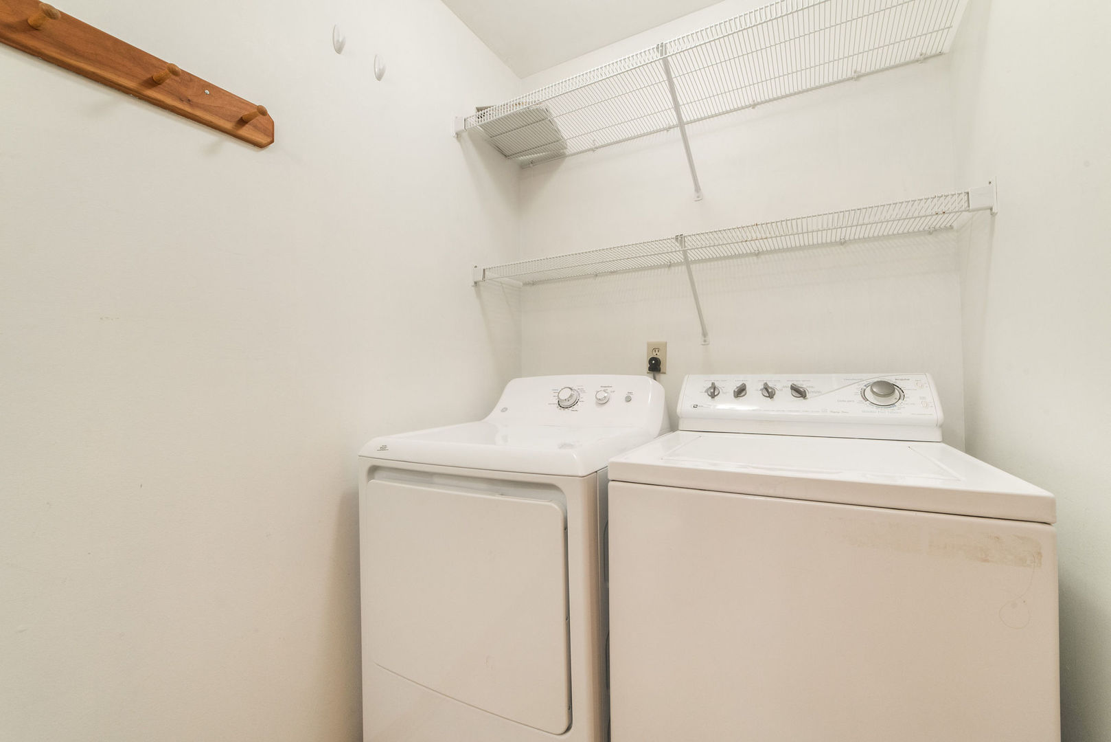 434 South Peace Road, Unit 434 Sycamore, IL 60178 - Photo 20 of 22 a utility room with dryer and washer