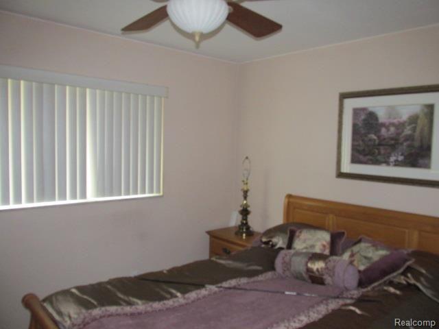 18605 Common Road Roseville, MI 48066 - Photo 19 of 19 IMG_6331.jpg
