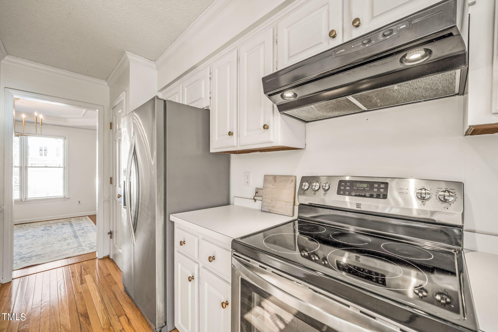 4117 Cary Oaks Drive Apex, NC 27539 - Photo 14 of 38 a kitchen with appliances and cabinets