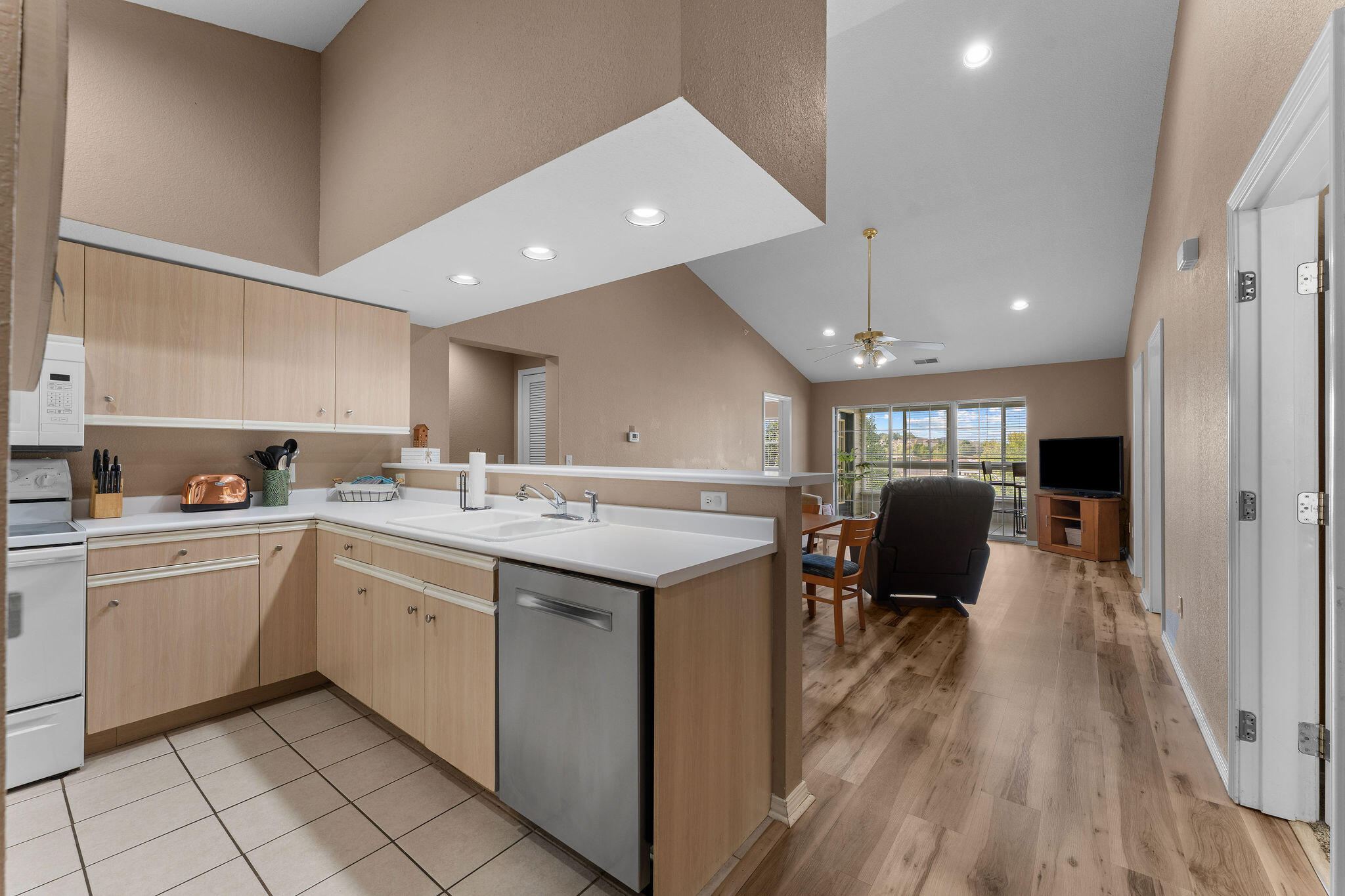 530 Spring Creek Road, Unit 12 Branson, MO 65616 - Photo 5 of 47 Fully Stocked Kitchen