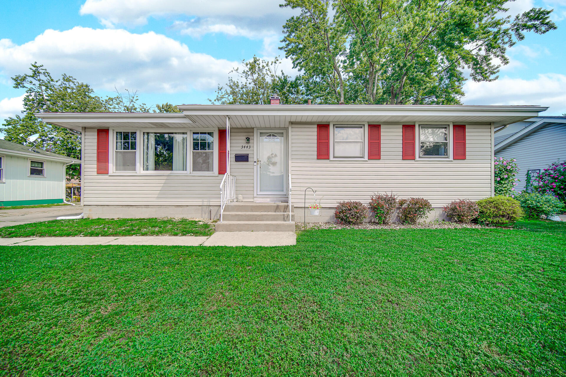 a view of a house with a backyard