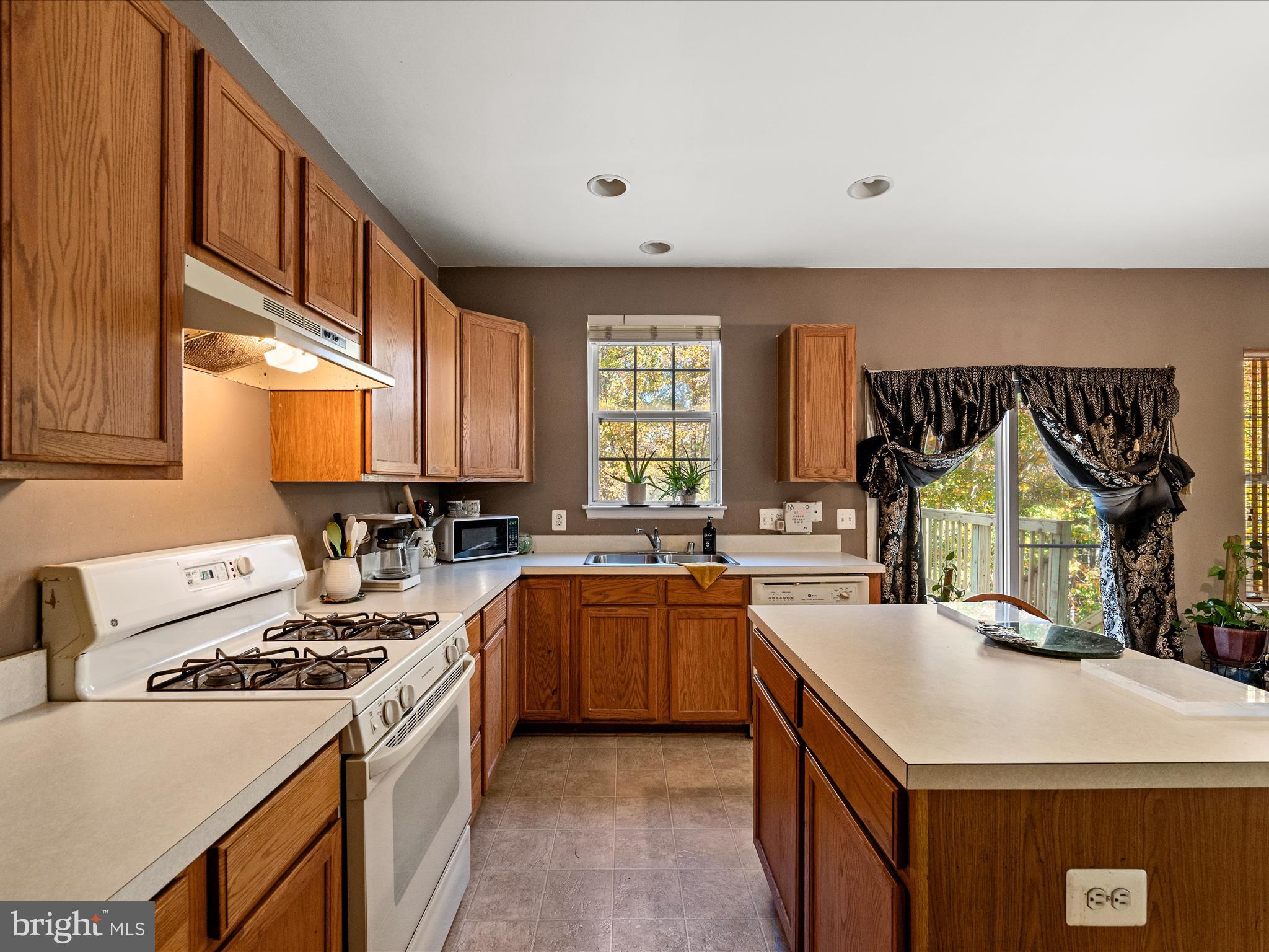 5540 Hobsons Choice Loop Manassas, VA 20112 - Photo 19 of 50 a kitchen with a stove a sink dishwasher and a refrigerator