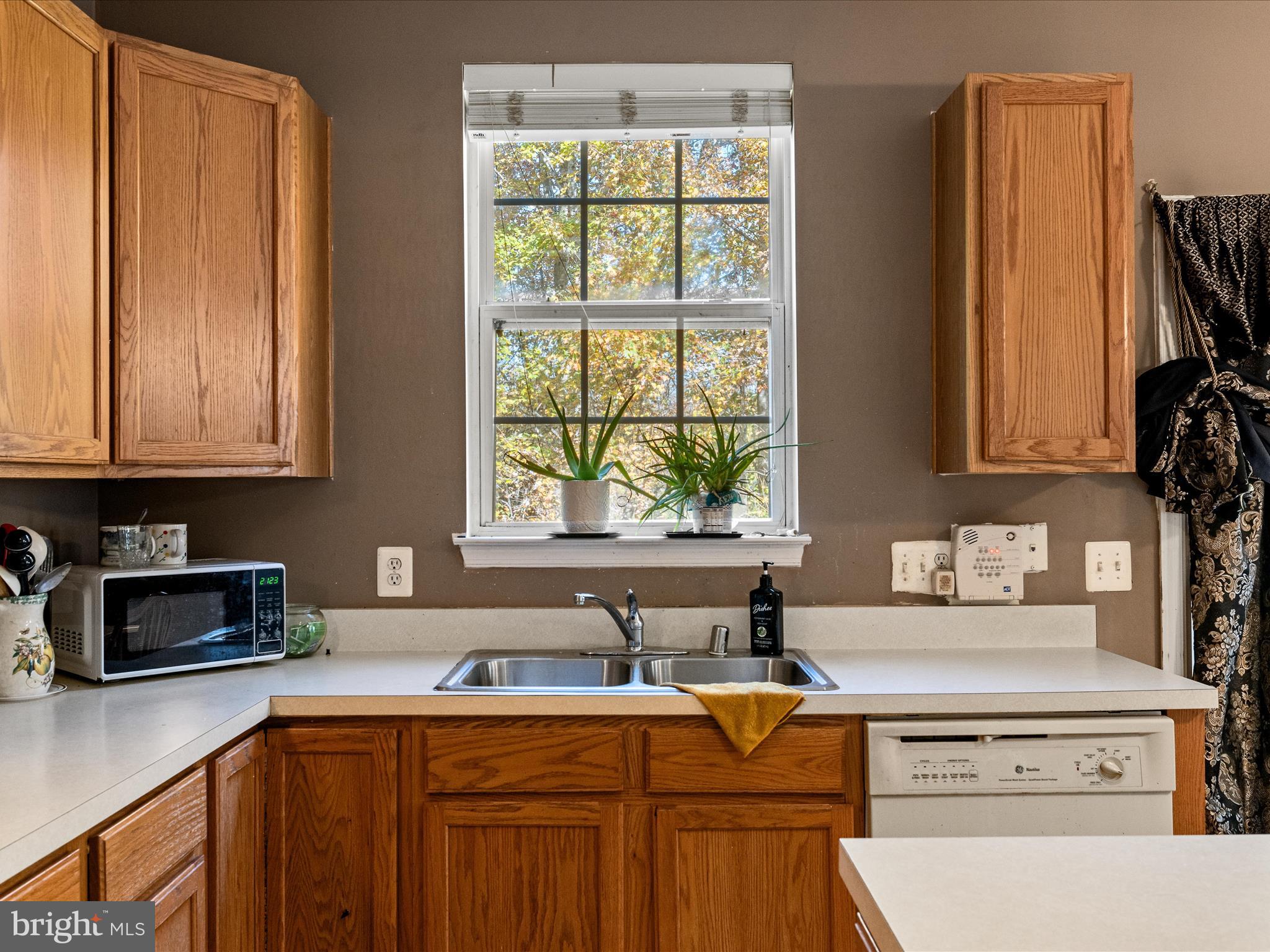 5540 Hobsons Choice Loop Manassas, VA 20112 - Photo 20 of 50 a kitchen with stainless steel appliances granite countertop a sink a stove and a microwave