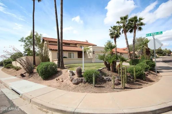 a view of a house with backyard and plants