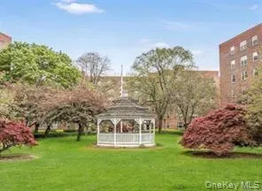 $2,700 | 220 Pelham Road, Unit 5E, New Rochelle, NY 10805