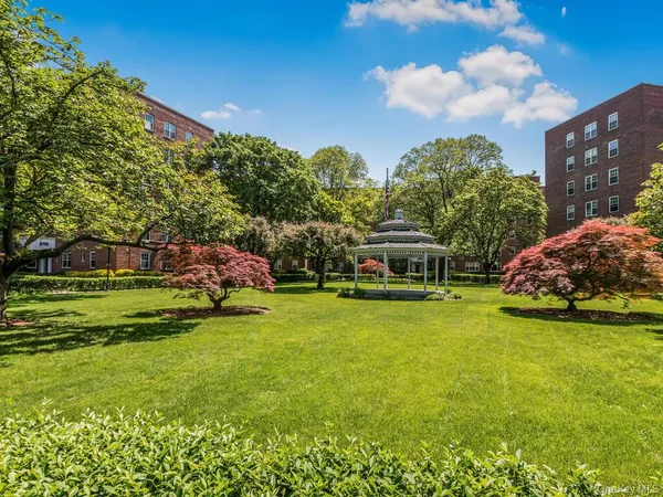 $2,700 | 220 Pelham Road, Unit 5E, New Rochelle, NY 10805