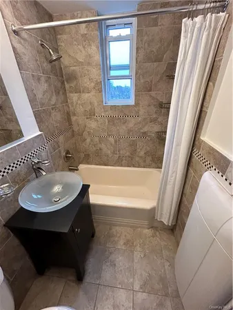 $2,700 | 220 Pelham Road, Unit 5E, New Rochelle, NY 10805