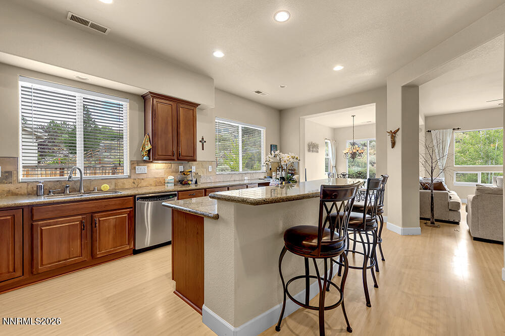 7865 Peavine Trail Court Reno, NV 89523 - Photo 7 of 33 Kitchen Bar 1000x700