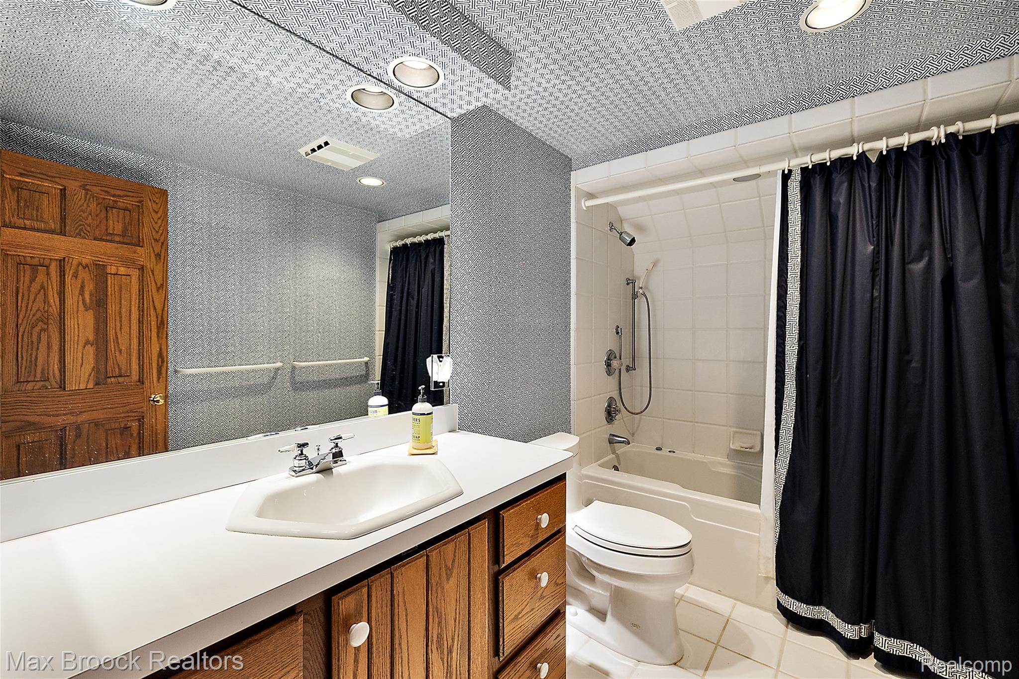 65 Lone Pine Road Bloomfield Hills, MI 48304 - Photo 40 of 63 65 Lone Pine 2026-160.jpg