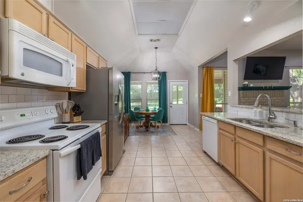 $2,300 | 1131 Flaming Oak Drive, New Braunfels, TX 78132