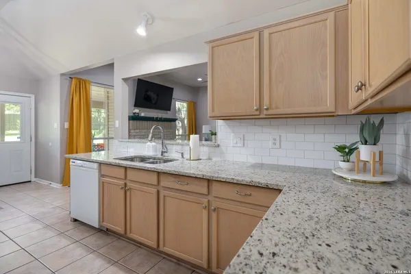 $2,300 | 1131 Flaming Oak Drive, New Braunfels, TX 78132