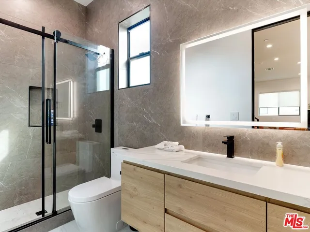 $5,195 | 2815 1/2 Redondo Boulevard, Los Angeles, CA 90016