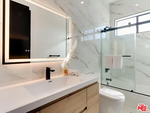 $5,195 | 2815 1/2 Redondo Boulevard, Los Angeles, CA 90016